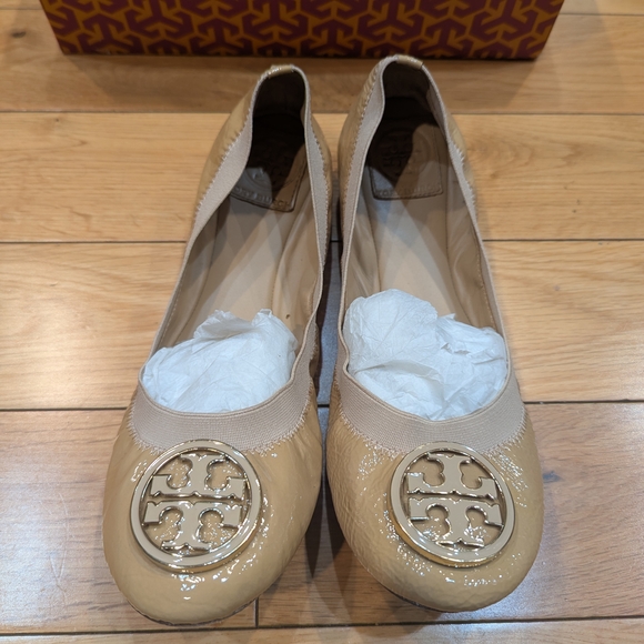 Tory Burch Beige Flats with Gold Logo - Picture 6 of 6